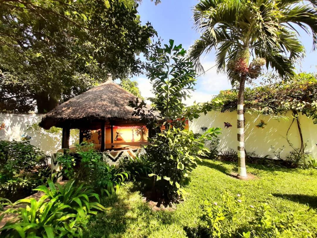 Casa Hotel Sinkiling Gambia Serrekunda Exterior foto
