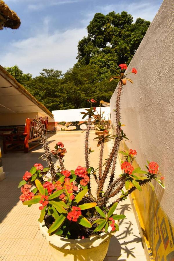 Casa Hotel Sinkiling Gambia Serrekunda Exterior foto