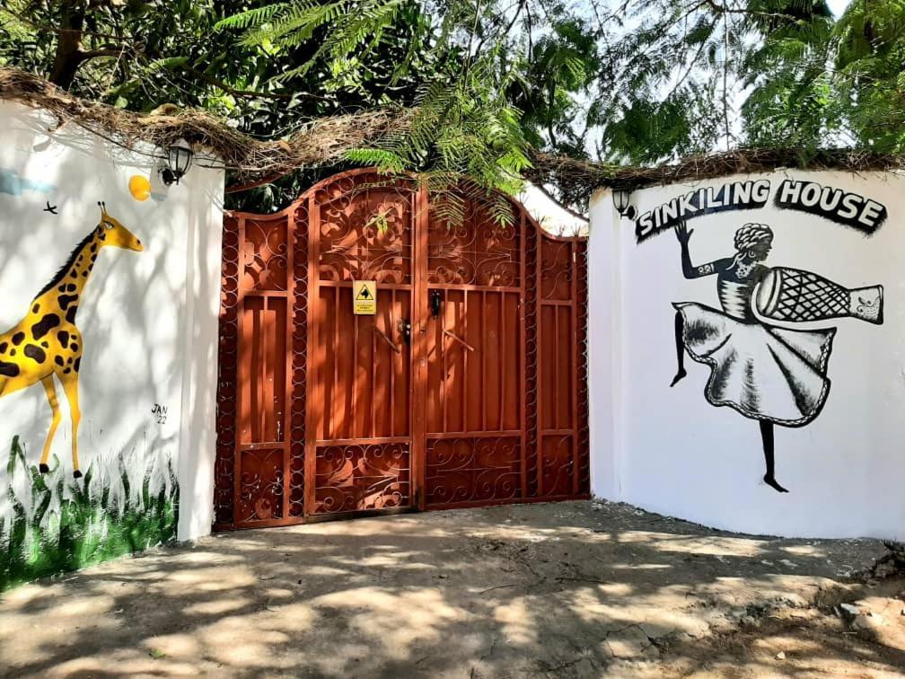 Casa Hotel Sinkiling Gambia Serrekunda Exterior foto